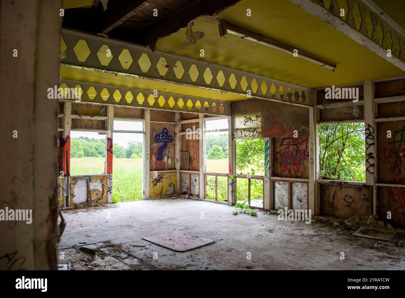 Yorkshire, Regno Unito : 31 maggio 2024 – l'edificio abbandonato del Castle College si erge trascurato, aperto agli elementi e agli esploratori Foto Stock