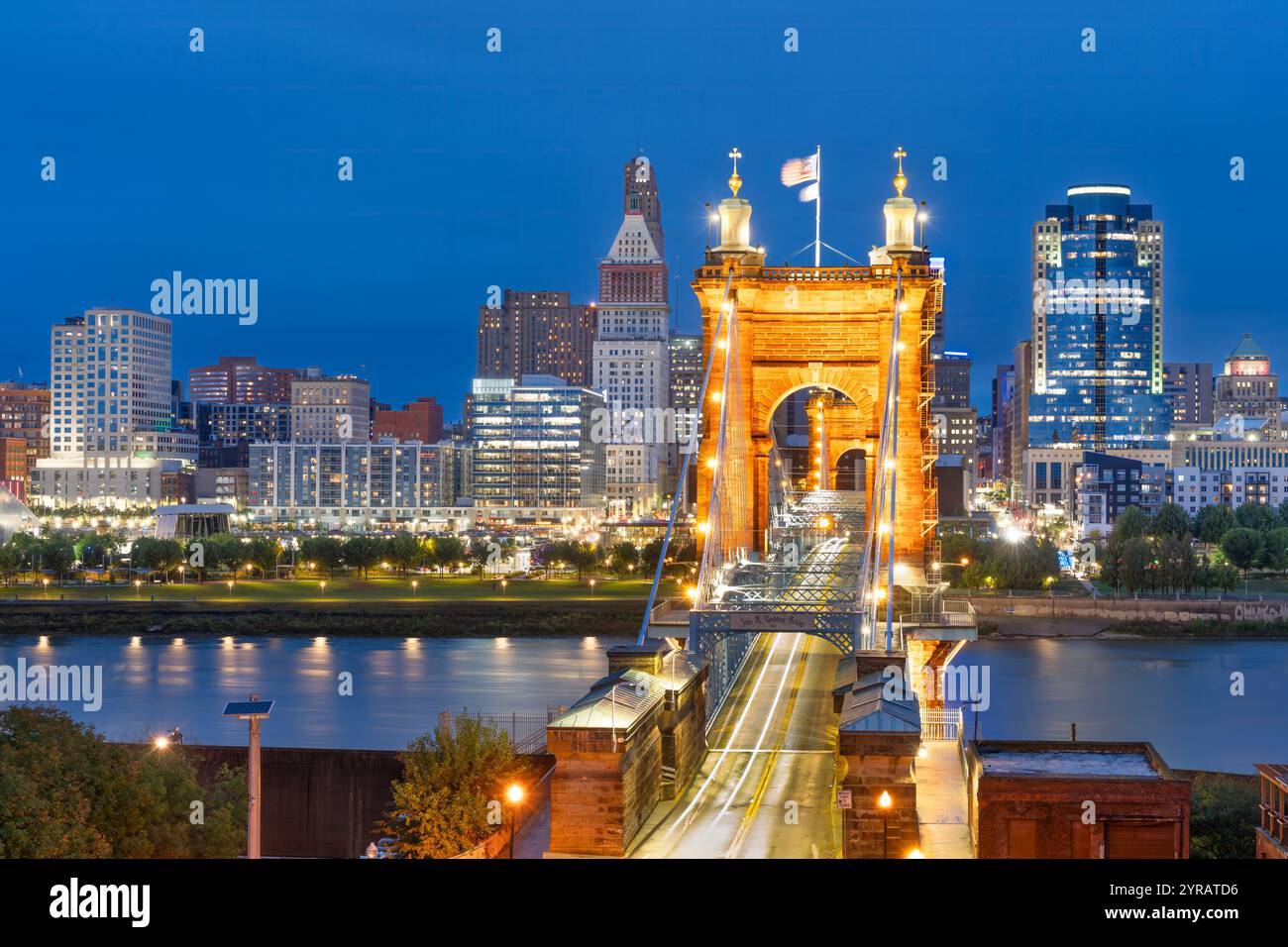 Cincinnati, Ohio, Stati Uniti d'America skyline sul fiume di notte. Foto Stock