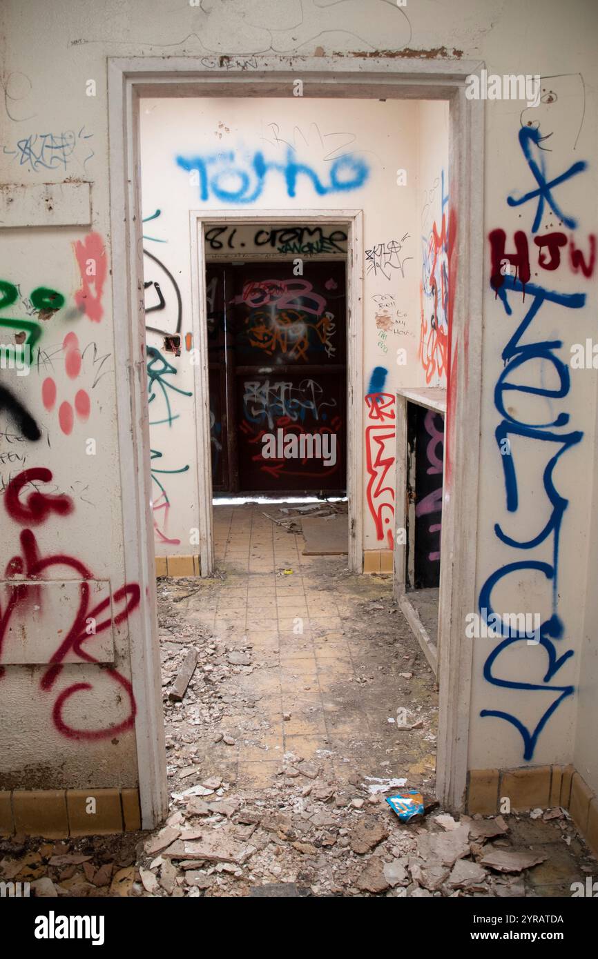 Yorkshire, Regno Unito : 31 maggio 2024 - l'edificio spogliatoio abbandonato del Castle College si erge trascurato e coperto di graffiti Foto Stock