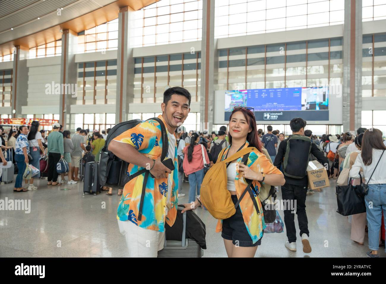 Kunming, Laos. 13 aprile 2024. I passeggeri si preparano per l'imbarco alla stazione di Vientiane della ferrovia Cina-Laos a Vientiane, Laos, 13 aprile 2024. Crediti: Kaikeo Saiyasane/Xinhua/Alamy Live News Foto Stock