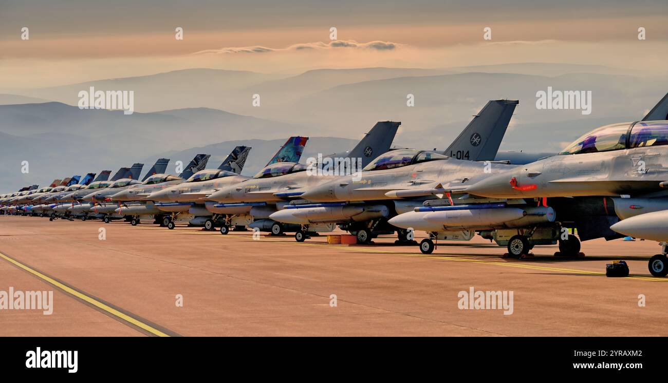 Il RIAT 2024 Fairford 2024 segna il 50° anniversario del primo volo dell'F-16 Fighting Falcon e con oltre 4600 aerei prodotti sopra la las Foto Stock