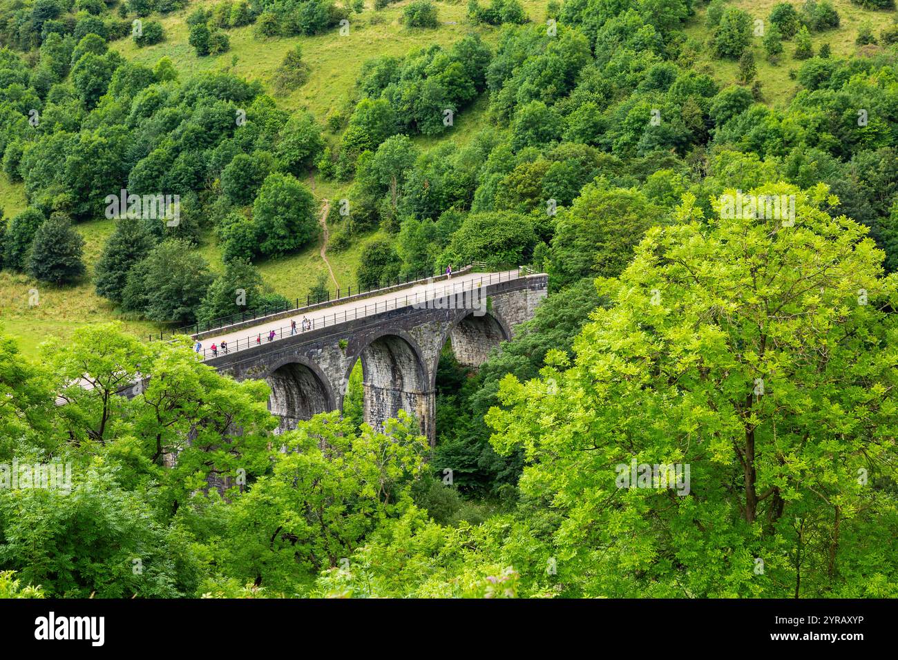 Escursionisti e ciclisti sul Viadotto in pietra, che attraversa Monsal Dale e il fiume Wye, e fa parte della pista ciclabile Monsal Trail. Picco di stomaco Foto Stock
