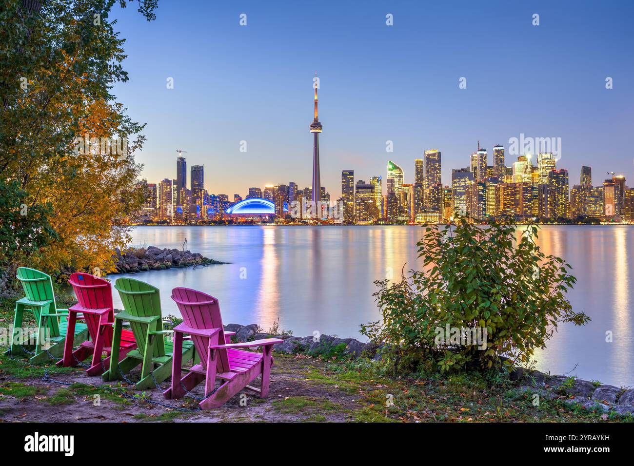 Toronto, Ontario, Canada, paesaggio urbano sul lago Ontario al crepuscolo Foto Stock