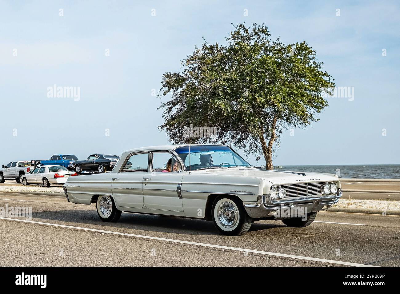 Gulfport, MS - 4 ottobre 2023: Vista grandangolare dell'angolo anteriore di una berlina Oldsmobile Dynamic 88 del 1962 in occasione di una mostra di auto locale. Foto Stock