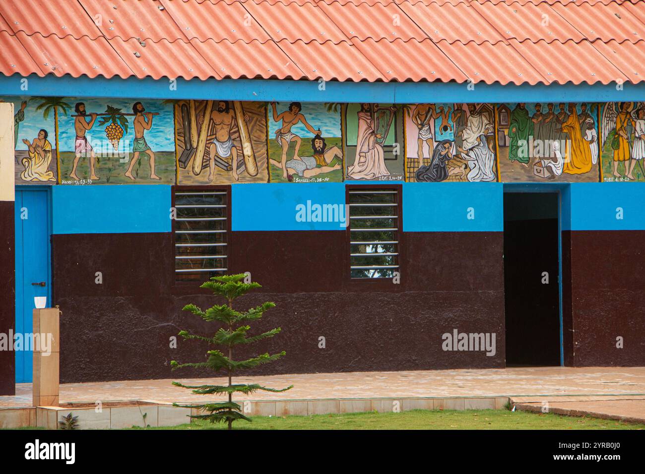 Affreschi biblici sulle pareti della chiesa di nostra Signora del Lago, cattedrale Notre Dame de Togoville, Togoville, Togo Foto Stock