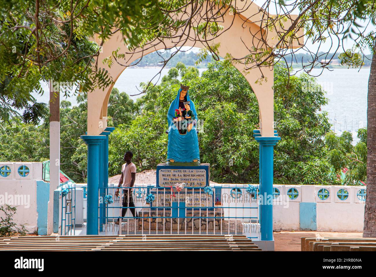 Statua della Madonna nella chiesa di nostra Signora del Lago, cattedrale Notre Dame de Togoville, Togoville, Togo, circondata da una vegetazione lussureggiante Foto Stock
