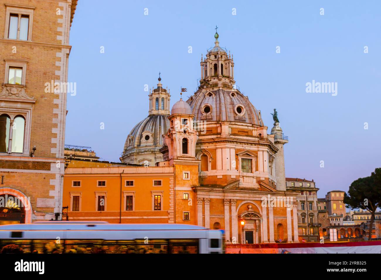 Le cupole di Santa Maria di Loreto e la Chiesa del Santissimo nome di Maria al foro Traiano, Roma, Italia Foto Stock