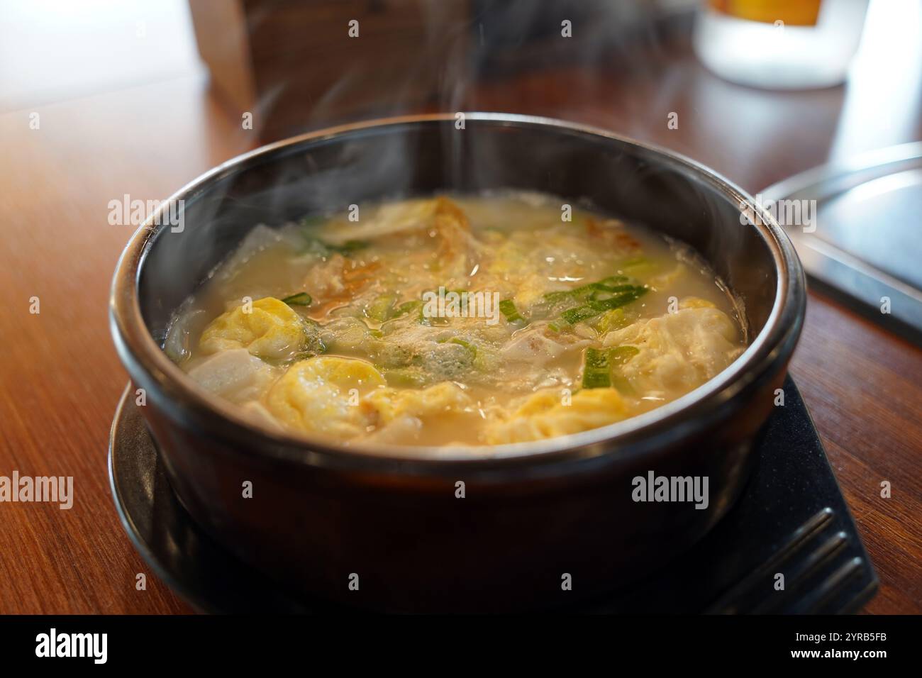 La zuppa di merluzzo giallo secco è il classico cibo da sbornia in Corea Foto Stock