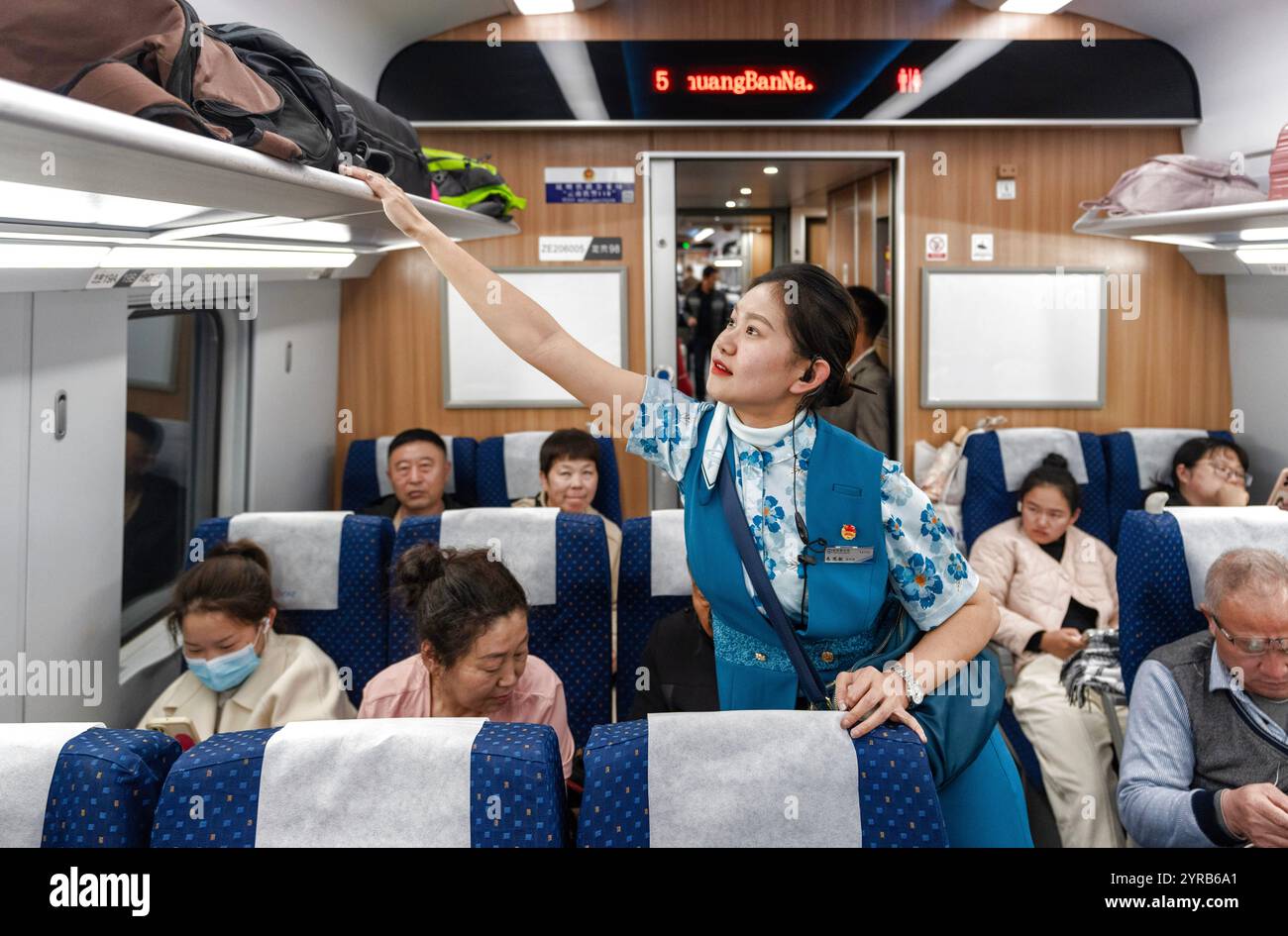 Kunming. 2 dicembre 2024. Un conduttore lavora sul treno proiettile n. C385 in viaggio sulla China-Laos Railway il 2 dicembre 2024. La ferrovia Cina-Laos è emersa come catalizzatore per la crescita economica regionale tre anni dopo il suo lancio, ha affermato martedì l'operatore ferroviario cinese. Offrendo un funzionamento sicuro e sostenibile, la ferrovia aveva gestito oltre 43 milioni di viaggi passeggeri e trasportato 48,3 milioni di tonnellate di merci a partire da lunedì, secondo il China State Railway Group Co., Ltd Crediti: Chen Xinbo/Xinhua/Alamy Live News Foto Stock