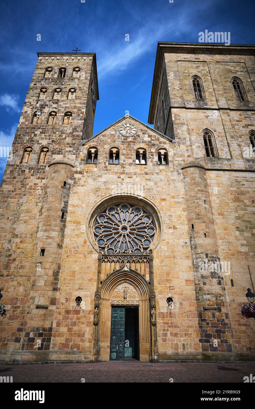 L'imponente facciata di una storica chiesa in pietra a Osnabruck, Germania, presenta due torri e intricati dettagli architettonici. Foto Stock