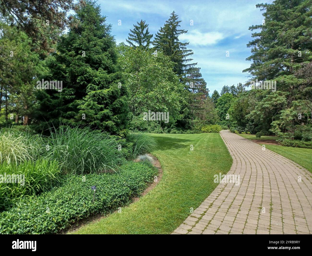 Cascate del Niagara, ON, Canada - 4 giugno 2024: Vista panoramica ai giardini botanici del Niagara Parks Foto Stock