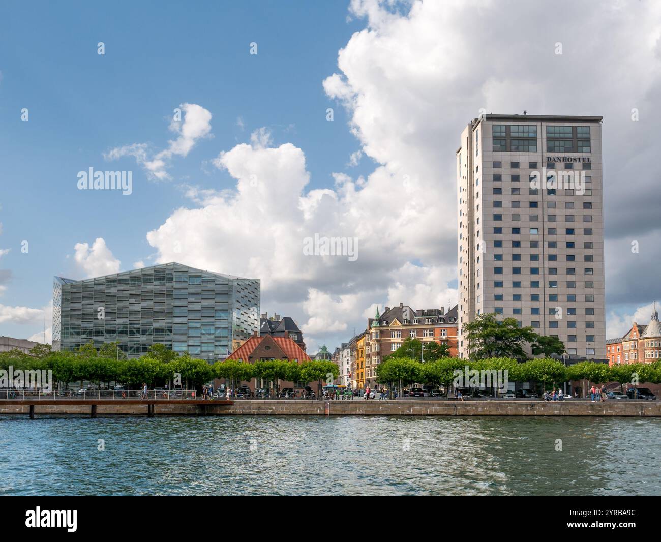 Danhostel e l'edificio per uffici Crystal lungo Kalvebod Quay a Vesterbro, Copenhagen, Danimarca Foto Stock