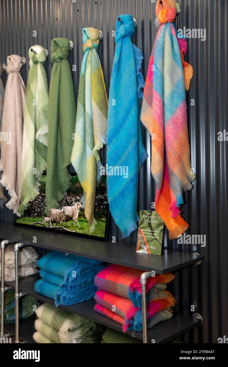 Irlanda, contea di Mayo, Foxford, negozio Woolen Mills, mostra sciarpe Foto Stock