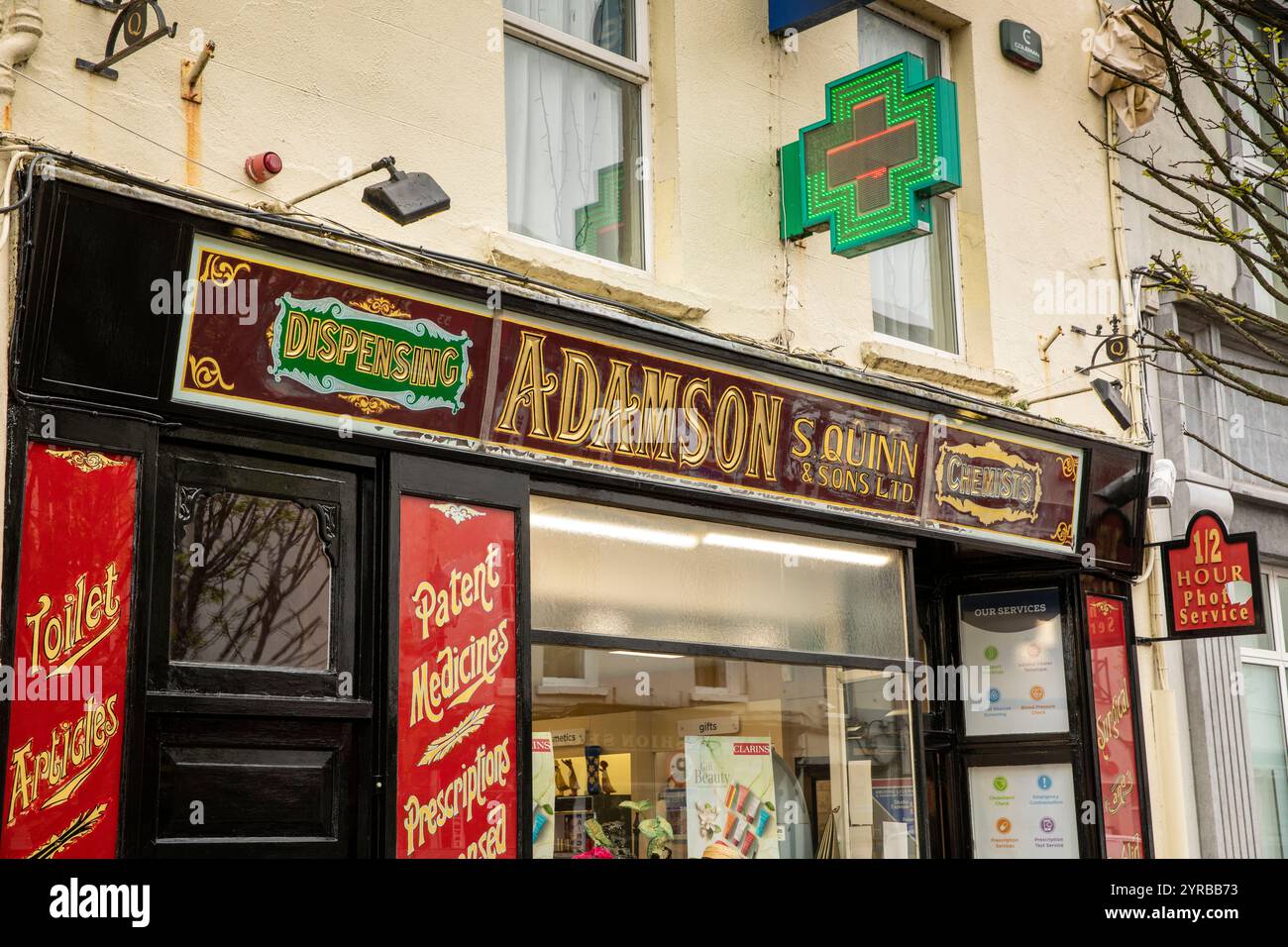Irlanda, Contea di Mayo, Ballina, Pearse Street, vecchio segno dorato del chimico di Adamson Foto Stock
