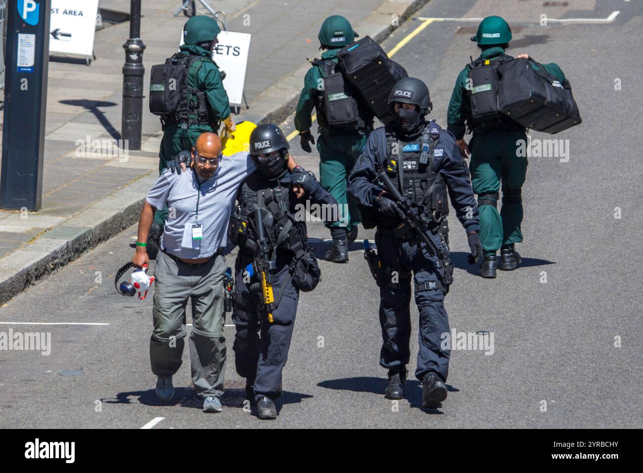 LONDRA, REGNO UNITO - GIUGNO 2015: La polizia svolge un esercizio di addestramento per salvare gli spedizionieri da un incidente sulla metropolitana. Foto Stock