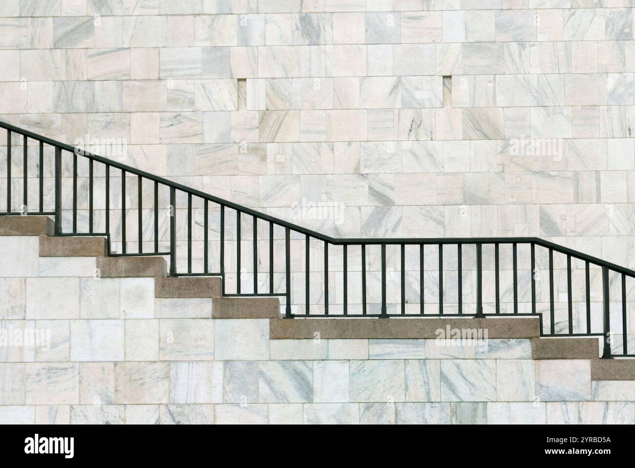 Ringhiera, scala e muro di marmo, Museo del Novecento, Palazzo Arengario, Milano, Italia Foto Stock