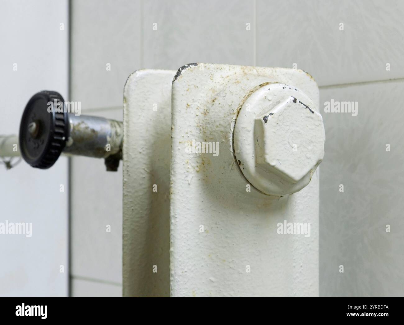 Radiatore e valvola del riscaldatore dell'acqua in metallo vecchio Foto Stock