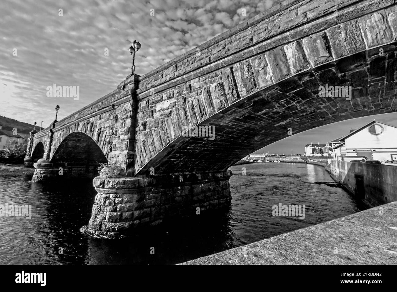 Il ponte di pietra che attraversa il fiume Rheidol ad Aberystwyth, Galles in bianco e nero Foto Stock