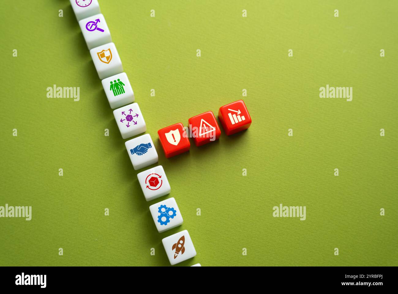 Trovare una strategia per risolvere problemi e fallimenti aziendali. Risolvere le improbabilità e correggere gli errori. Studia l'esperienza di altri uomini d'affari Foto Stock