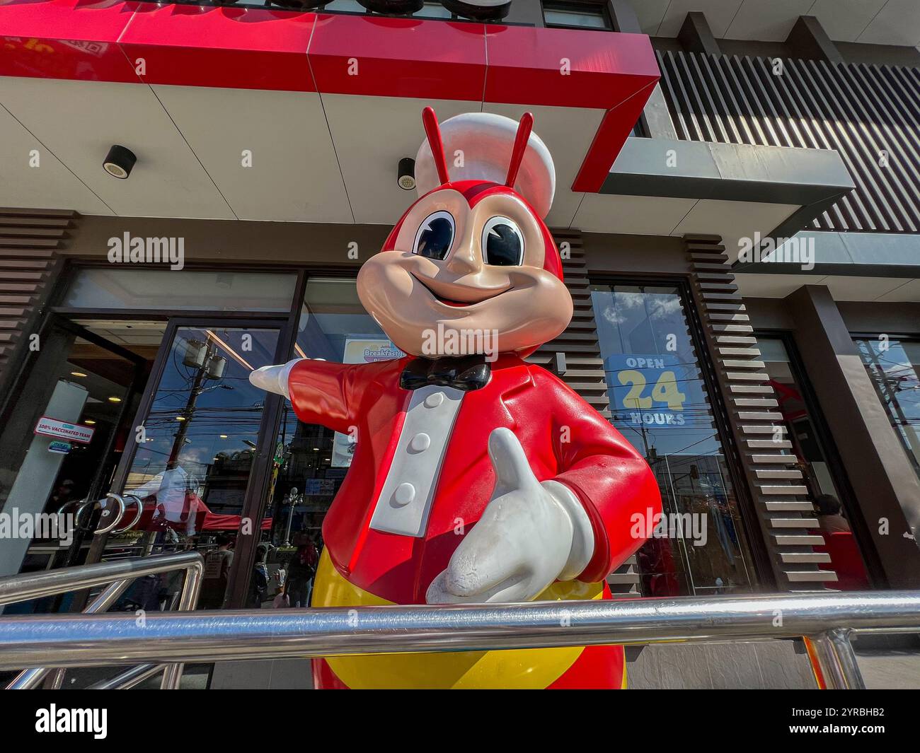 La mascotte Jollibee invita i clienti ad entrare, il miglior ristorante fast food filippino, la catena di ristoranti filippini, il sud-est asiatico delle Filippine Foto Stock