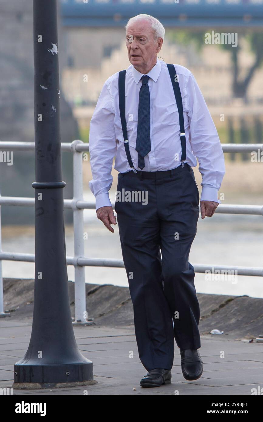 LONDRA, Regno Unito - 21 giugno 17 : Michael Caine filma le scene del film a Shad Thames, con Tower Bridge e il Tamigi come sfondo Foto Stock