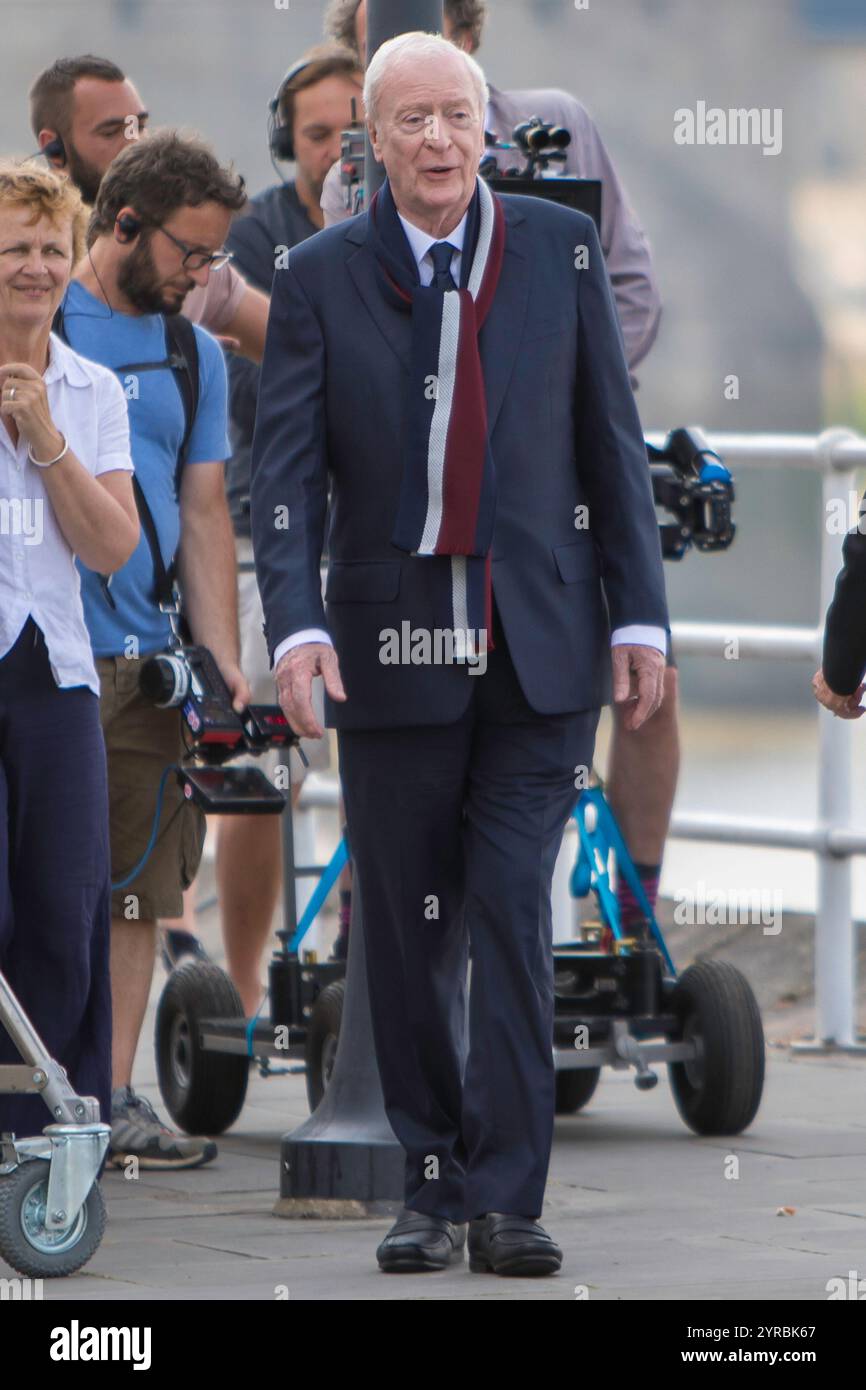 LONDRA, Regno Unito - 21 giugno 17 : Michael Caine filma le scene del film a Shad Thames, con Tower Bridge e il Tamigi come sfondo Foto Stock