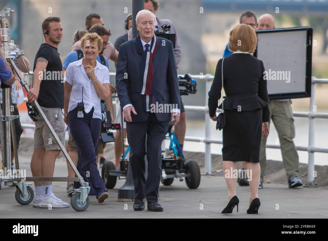 LONDRA, Regno Unito - 21 giugno 17 : Michael Caine filma le scene del film a Shad Thames, con Tower Bridge e il Tamigi come sfondo Foto Stock