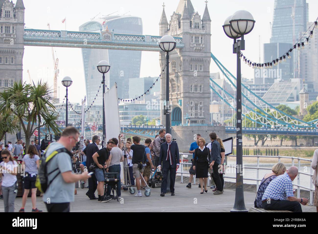 LONDRA, Regno Unito - 21 giugno 17 : Michael Caine filma le scene del film a Shad Thames, con Tower Bridge e il Tamigi come sfondo Foto Stock