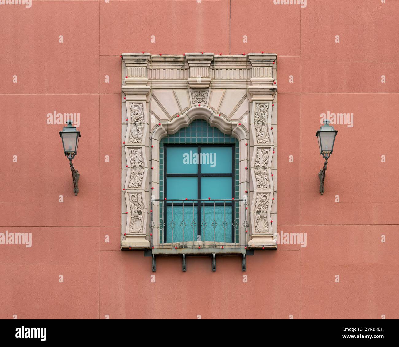 Finestra decorativa tra due lampade presso il garage di parcheggio di Palencia Plaze sulla 47th Street nell'area del Country Club Plaza a Kansas City, Missouri Foto Stock