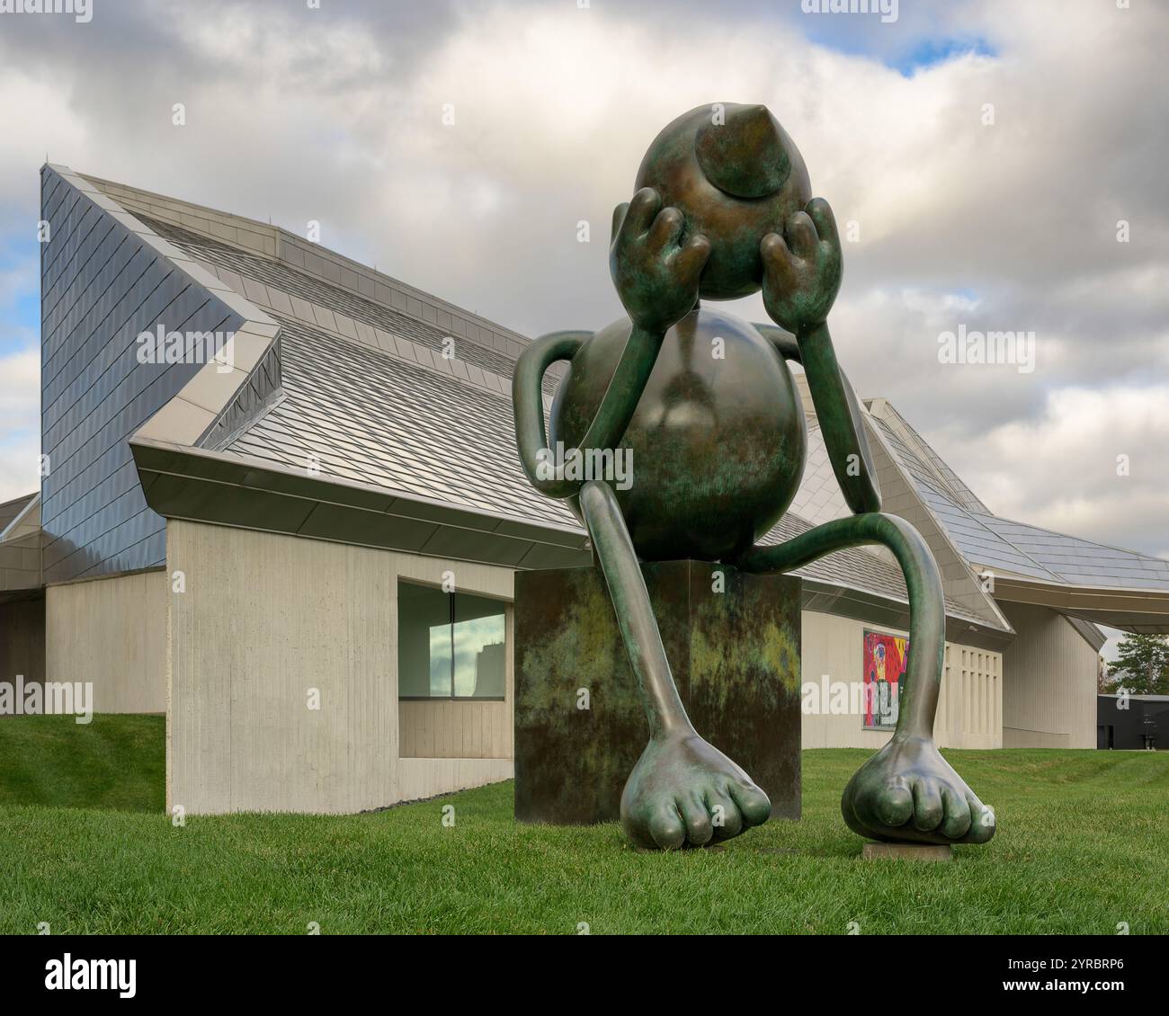 Scultura Crying Giant (Tom Otterness, 2002) al Kemper Museum of Contemporary Art al 4420 di Warwick Blvd a Kansas City, Missouri Foto Stock