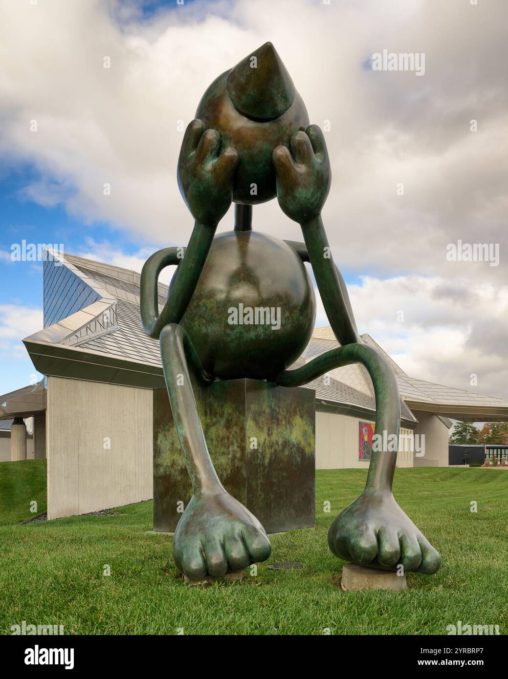 Scultura Crying Giant (Tom Otterness, 2002) al Kemper Museum of Contemporary Art al 4420 di Warwick Blvd a Kansas City, Missouri Foto Stock