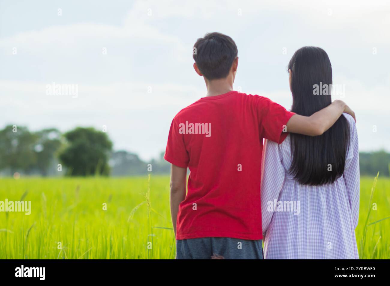 Smooth Focus, il giovane uomo abbraccia la spalla della donna per mostrare amore e cura e promette di prendersi cura l'uno dell'altro con amore e compassione. concetto di lovin Foto Stock