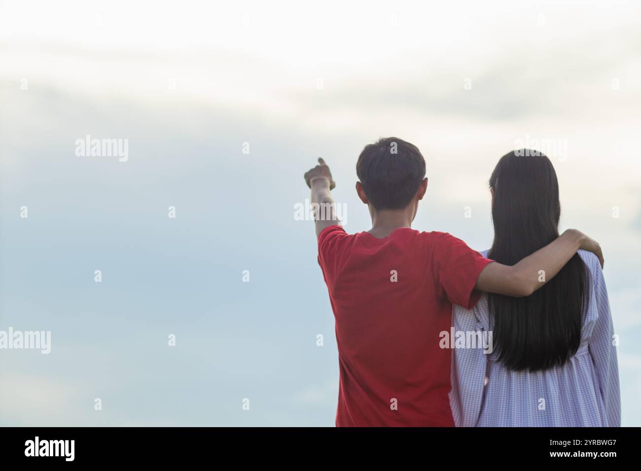 Smooth Focus, il giovane uomo abbraccia la spalla della donna per mostrare amore e cura e promette di prendersi cura l'uno dell'altro con amore e compassione. concetto di lovin Foto Stock