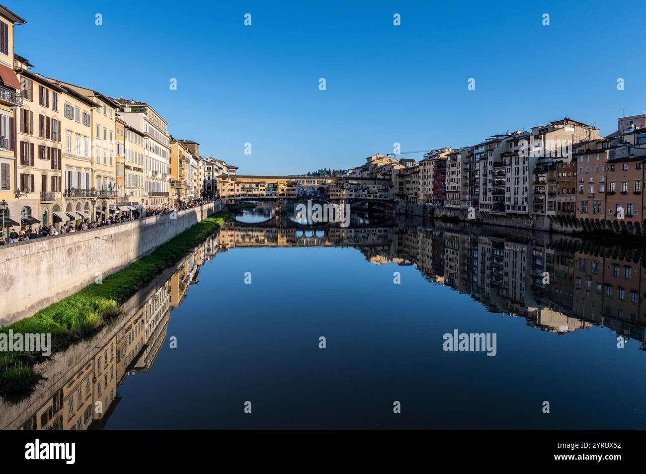 Fiume Arno a Firenze, in Italia, che mostra il famoso Ponte Vecchio Foto Stock