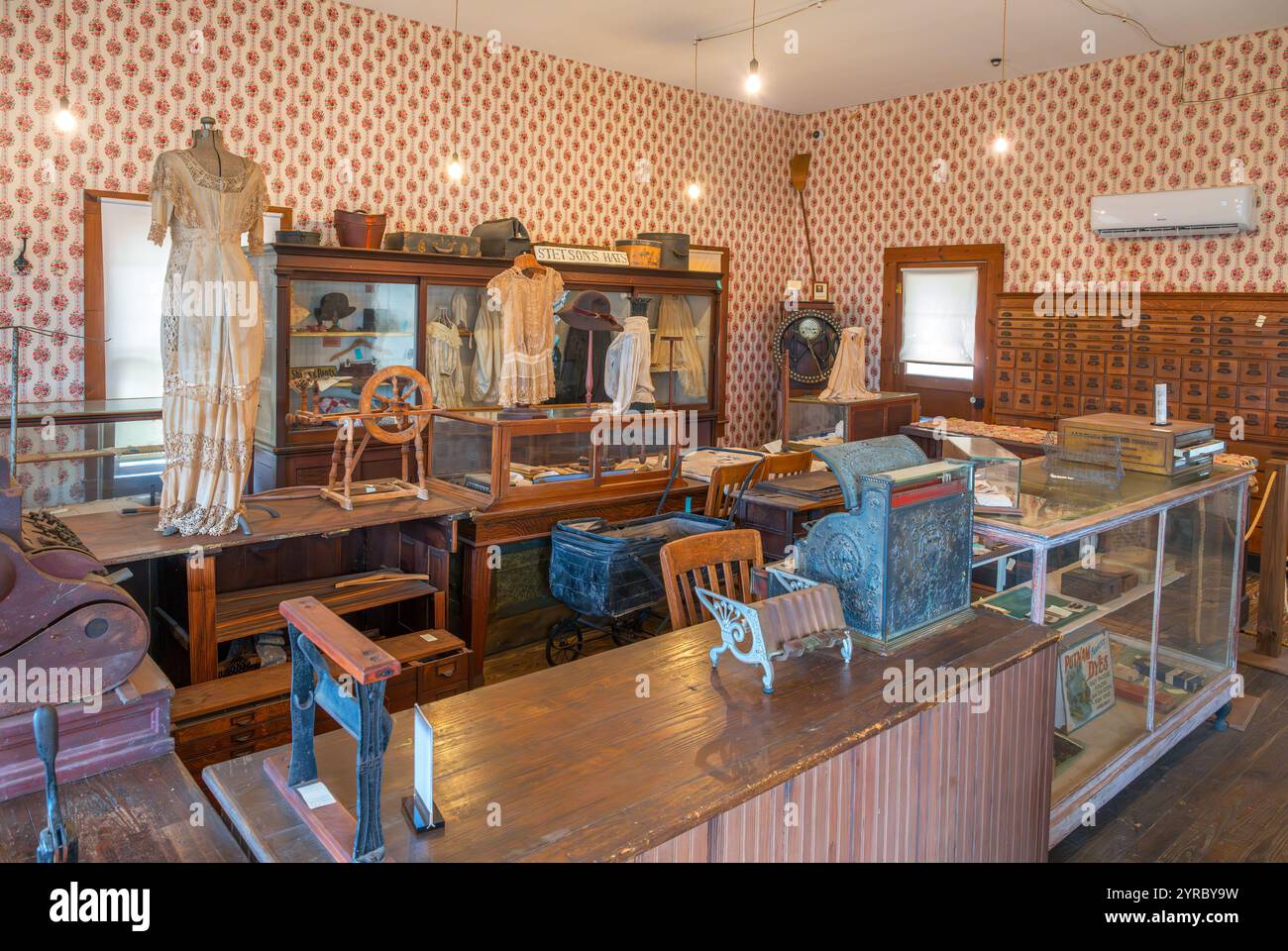 Negozio di abbigliamento all'interno dello Spindletop Gladys City Boomtown Museum, Beaumont, Texas, USA Foto Stock