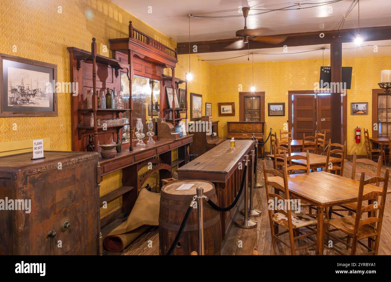 Interni del salone di legno presso lo Spindletop Gladys City Boomtown Museum, Beaumont, Texas, USA Foto Stock