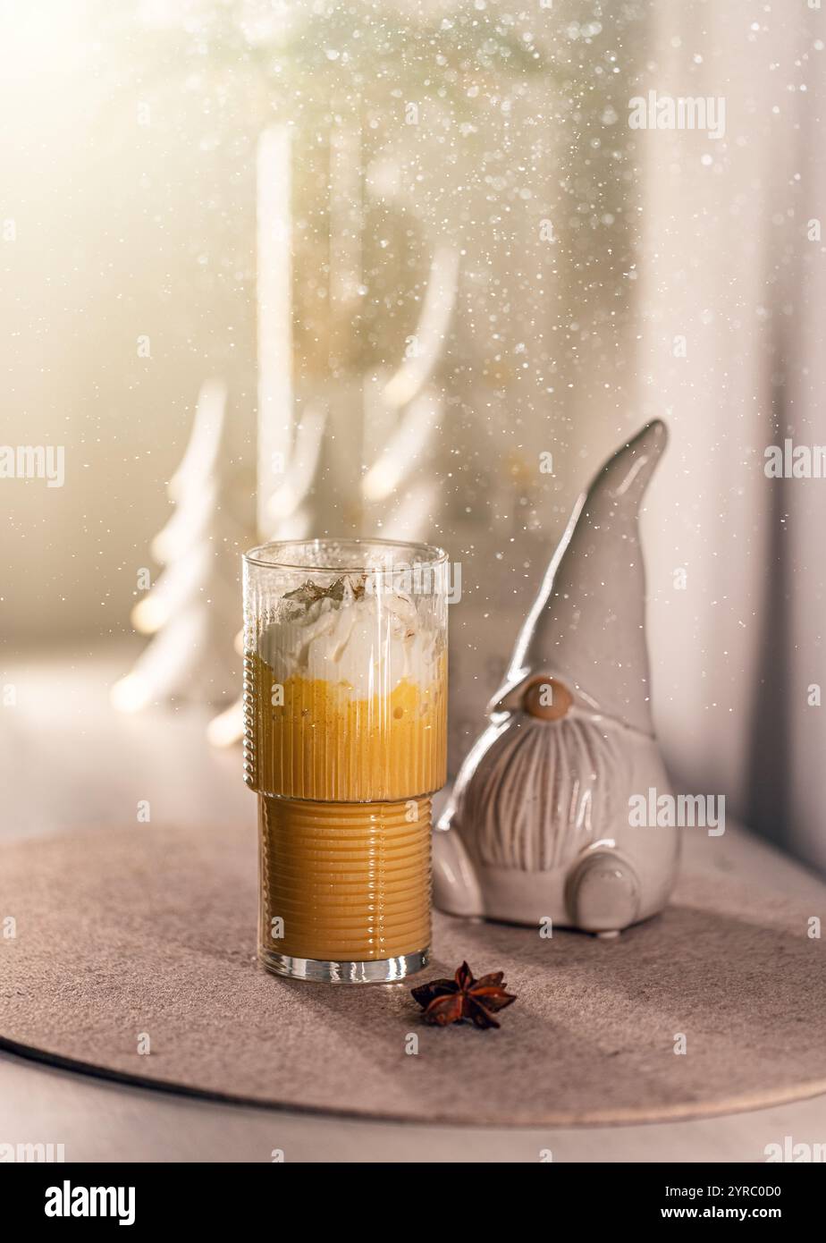 Scena natalizia con latte di zucca e spezie, panna montata e statuetta di gnomi Foto Stock
