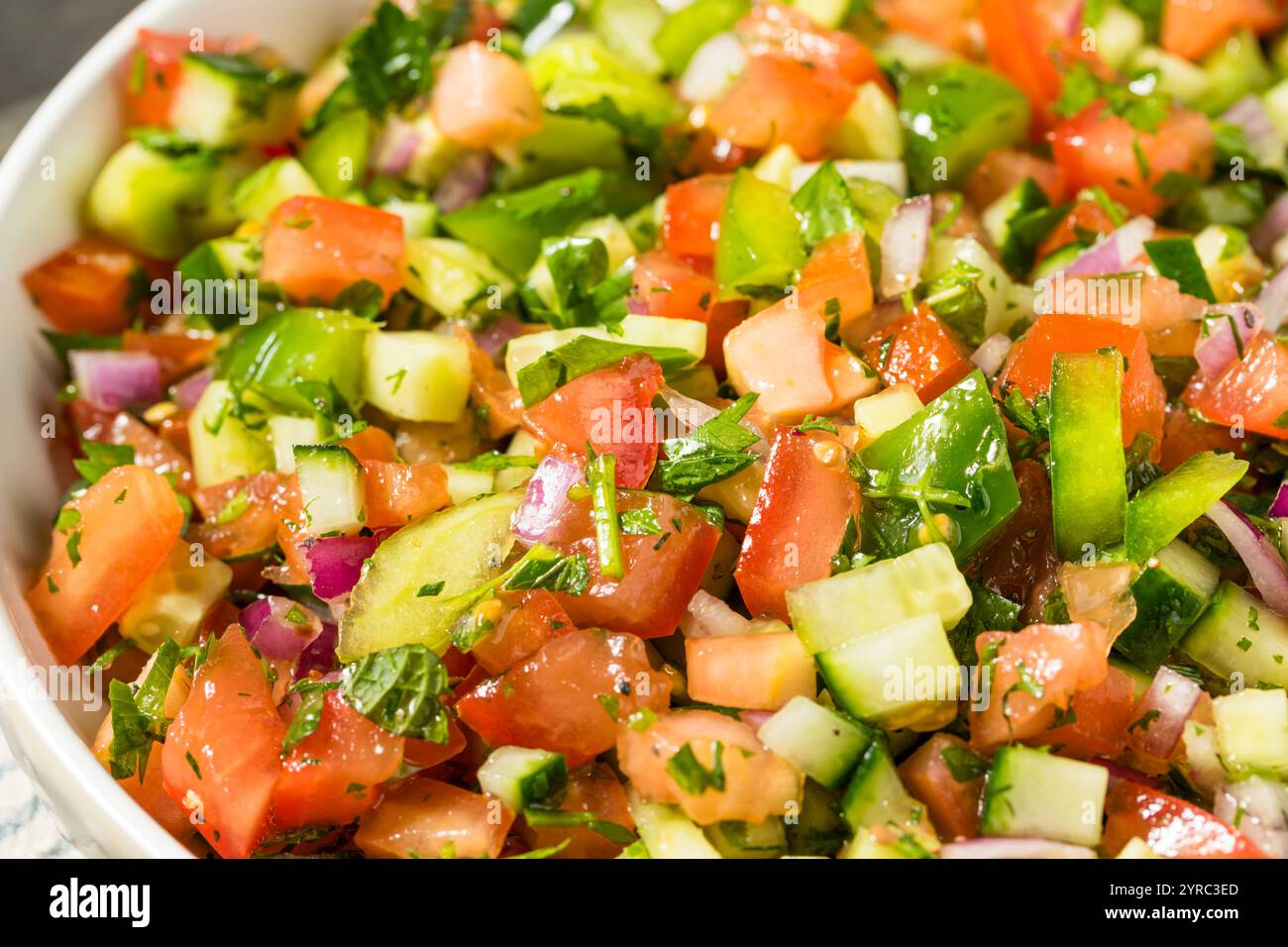 Insalata di Shiraz persiana fatta in casa con pomodoro cetriolo e cipolla Foto Stock