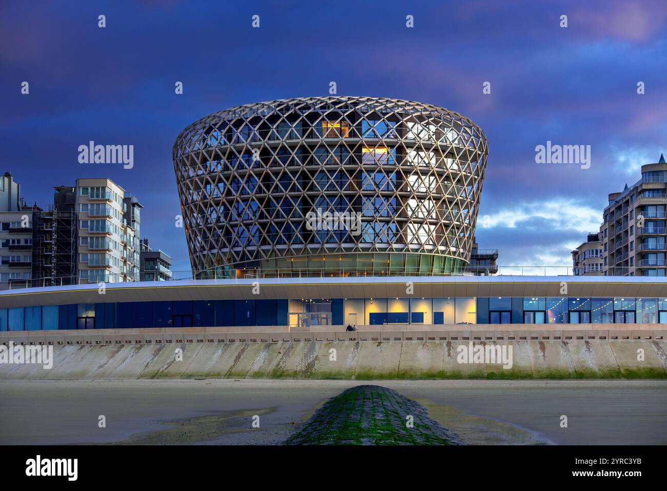SILT Casino, hotel e ristorante nella località balneare di Middelkerke, vista dalla spiaggia lungo la costa del Mare del Nord illuminata al crepuscolo, Fiandre occidentali, Belgio Foto Stock
