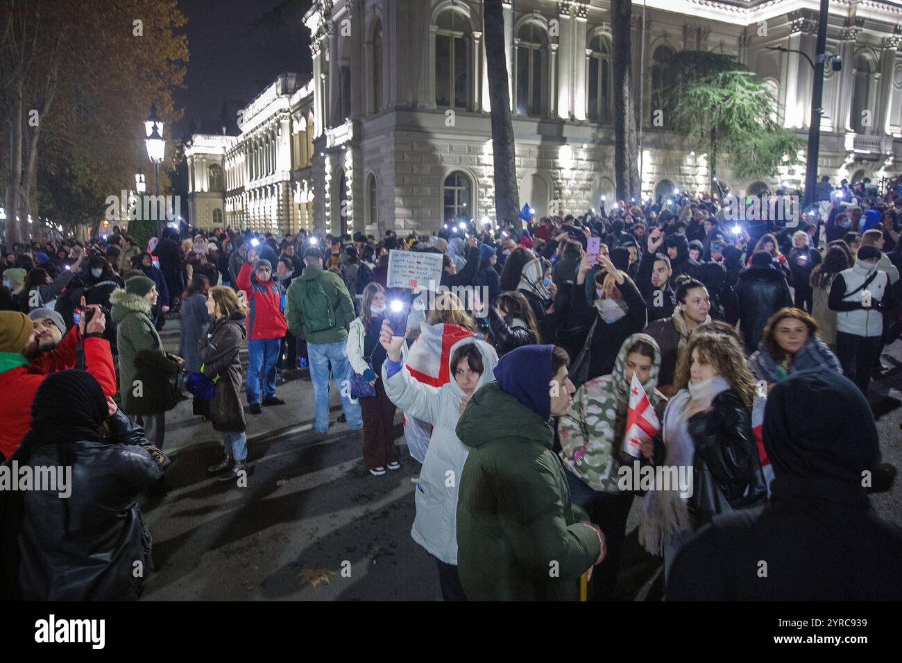 12-01-2024 TILISI GE persone accendono torce su smartphone come segno di protesta e determinazione a combattere l'ingiustizia per la giustizia e lo sviluppo Foto Stock