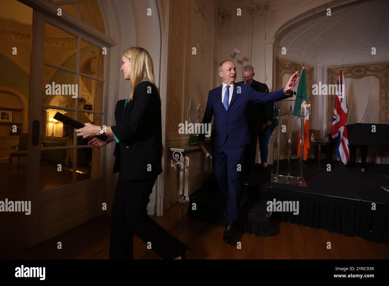 (Da sinistra a destra) Ministro della giustizia, Helen McEntee, Tanaiste, Ministro degli affari esteri e Ministro della difesa, Micheal Martin, Segretario di Stato per l'Irlanda del Nord, Hilary Benn, e Sottosegretario di Stato parlamentare presso l'Ufficio dell'Irlanda del Nord, Fleur Anderson (oscurato), dopo aver parlato alla Conferenza intergovernativa anglo-irlandese a Farmleigh House, Phoenix Park, Dublino, a seguito delle elezioni generali irlandesi. Data foto: Martedì 3 dicembre 2024. Foto Stock