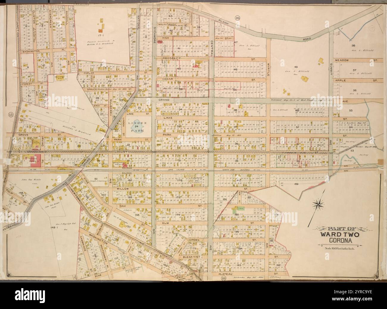 Queens, Vol. 2, Double Page Plate No. 17; Part of Ward Two Corona; [MAP bounded by Flushing Plank Road, Meadow St., Apple St., Grand Ave., Lake St., Part St., Main St., Locust St., Rail Road Ave., Summit Ave. Myrtle Ave., inclusi Plateau St., Washington St., Pine St., Cambridge St., Newtown Ave., Corona Ave., Grand Ave., Maple St., Junction Ave.] 1903 Foto Stock