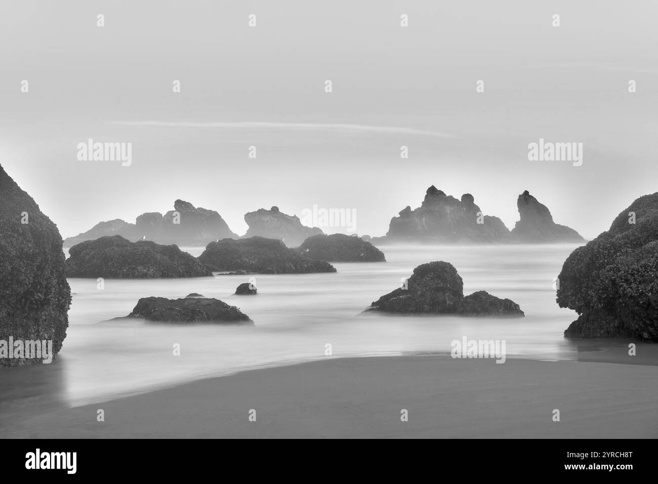 Seastacks, bassa marea e alba. Bandon, Oregon Foto Stock