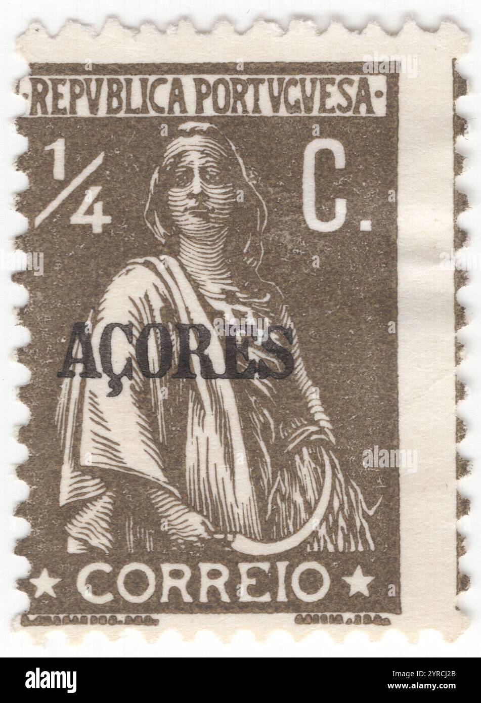 AZZORRE - 1912: Francobollo ½ reis marrone oliva raffigurante Cerere allegorico con una falce sovrastampata "ACORES" in nero. Era l'antica dea romana dell'agricoltura, dei cereali, della fertilità e della maternità. Cerere era originariamente la divinità centrale nella cosiddetta Triade plebea o Aventina di Roma, poi fu accoppiata con sua figlia Proserpina in quello che i Romani descrissero come "i riti greci di Cerere". Il suo festival di sette giorni di aprile di Cerealia includeva i popolari Ludi Ceriales (i giochi di Cerere). È stata anche onorata nella lustratio di maggio dei campi al festival Ambarvalia al momento della raccolta Foto Stock