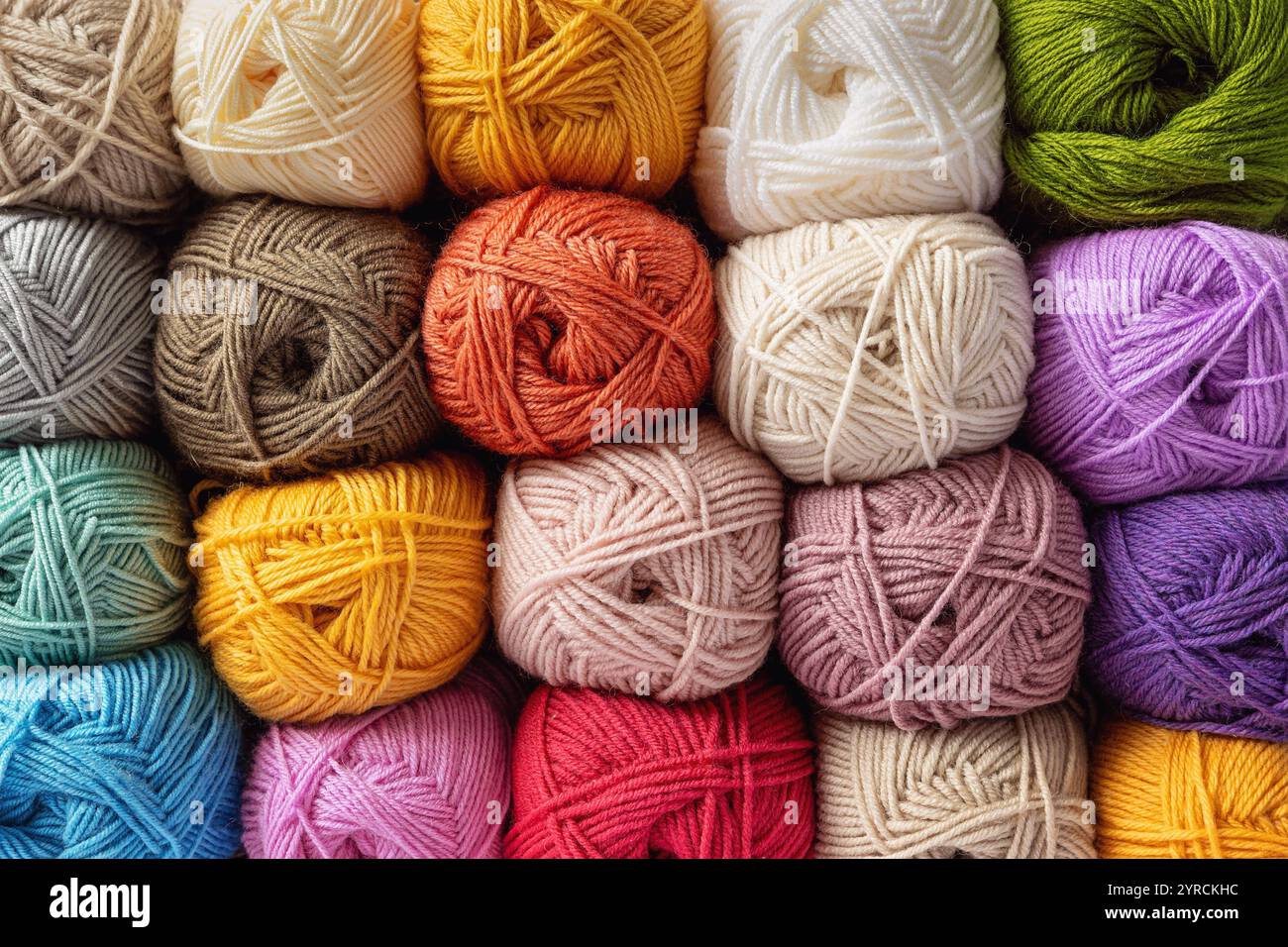 Sfondo colorato di filati multicolore per maglieria e crocheting Foto Stock