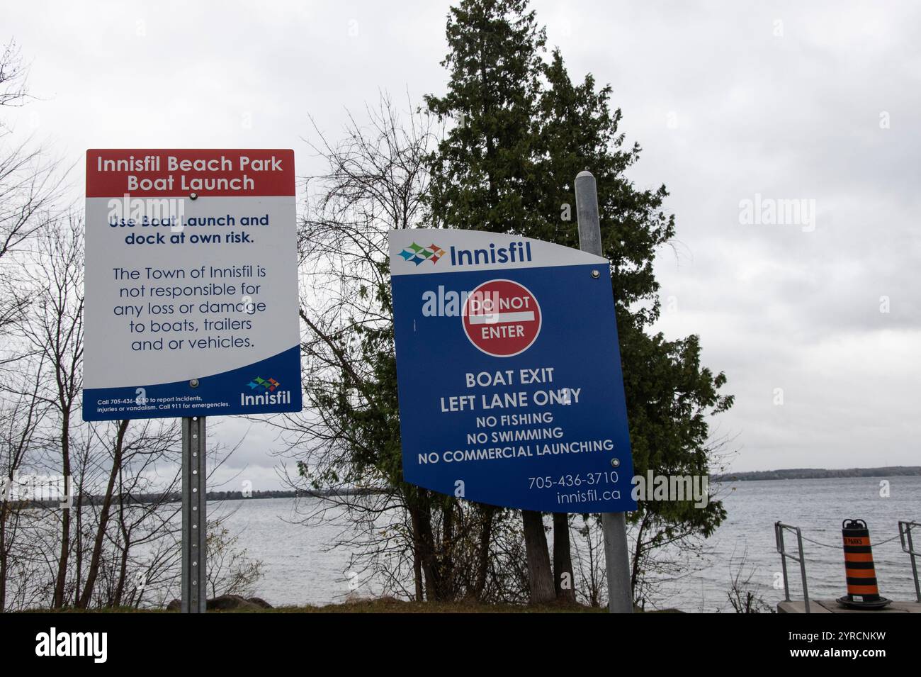 Cartelli informativi e di avvertimento al varo delle barche all'Innisfil Beach Park di Innisfil, Ontario, Canada Foto Stock