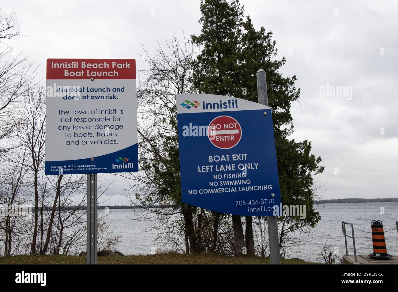 Cartelli informativi e di avvertimento al varo delle barche all'Innisfil Beach Park di Innisfil, Ontario, Canada Foto Stock