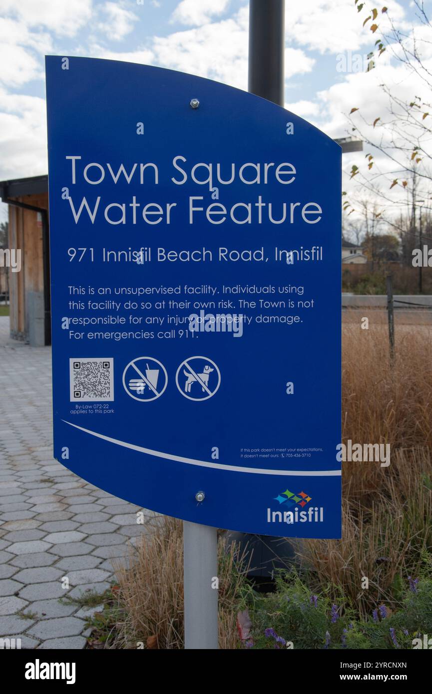 Cartello con le attrazioni acquatiche presso il parco Town Square sulla Innisfil Beach Road a Innisfil, Ontario, Canada Foto Stock