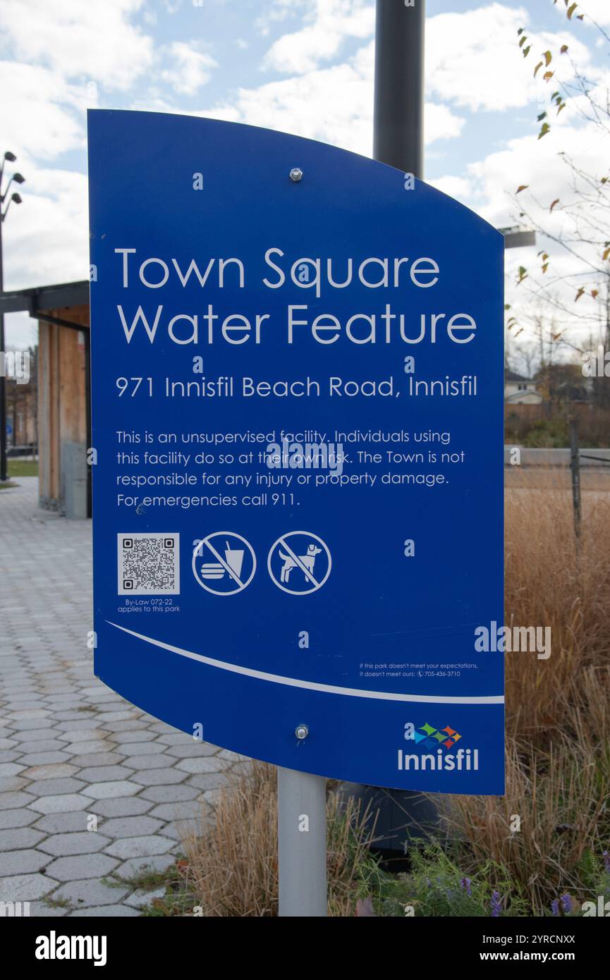 Cartello con le attrazioni acquatiche presso il parco Town Square sulla Innisfil Beach Road a Innisfil, Ontario, Canada Foto Stock