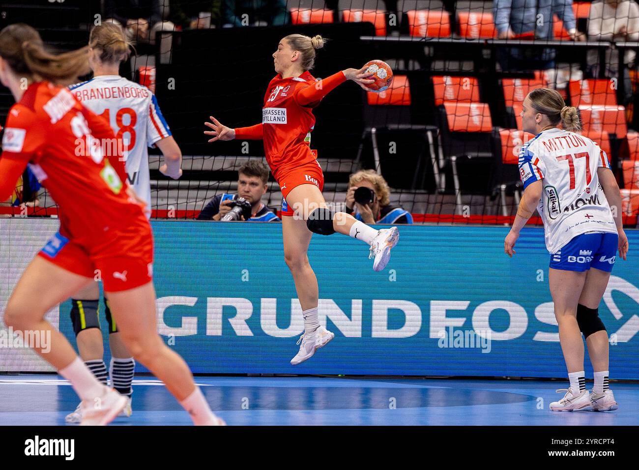 Basilea, Svizzera. 3 dicembre 2024. Basilea, Svizzera, 3 dicembre 2024: Trine Østergaard Jensen (25 DEN) spara durante la partita femminile EHF Euro 2024 tra Faroe e Danimarca a St. Jakobshalle a Basilea, Svizzera. Philipp Kresnik (Philipp Kresnik/SPP) credito: SPP Sport Press Photo. /Alamy Live News Foto Stock